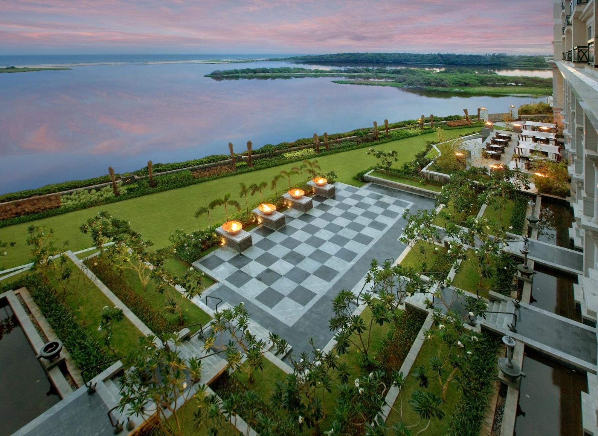 The Leela Palace Chennai Ngoại thất bức ảnh View of the Bay of Bengal from the hotel