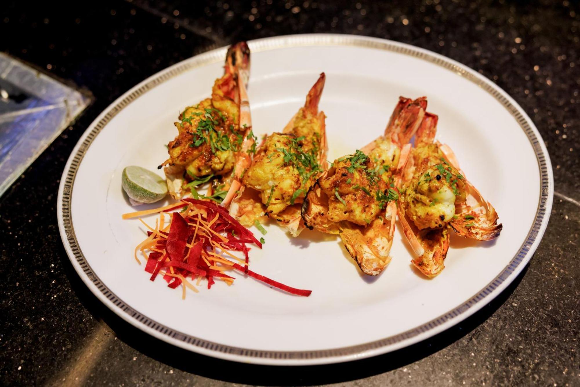 The Leela Palace Chennai Ngoại thất bức ảnh Tandoori prawns